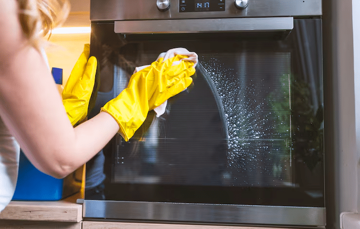 comment nettoyer un four tres sale rapidement